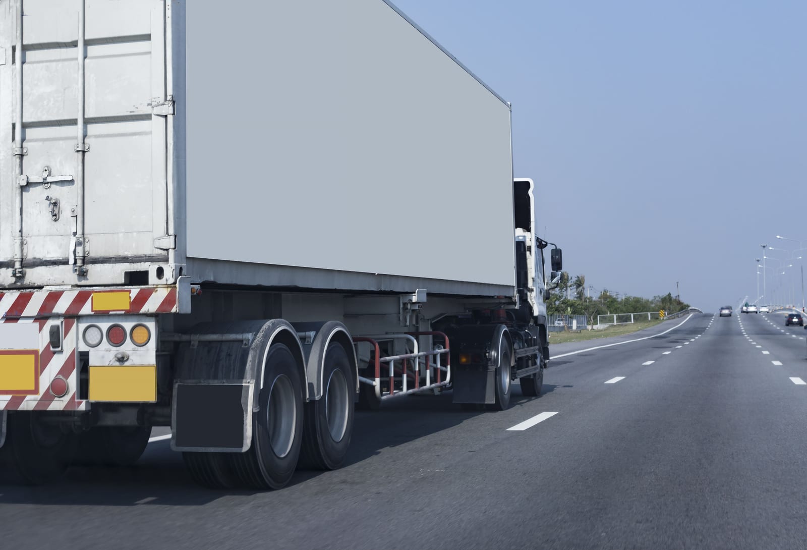 contratar seguro para camion en valencia - camion en autopista