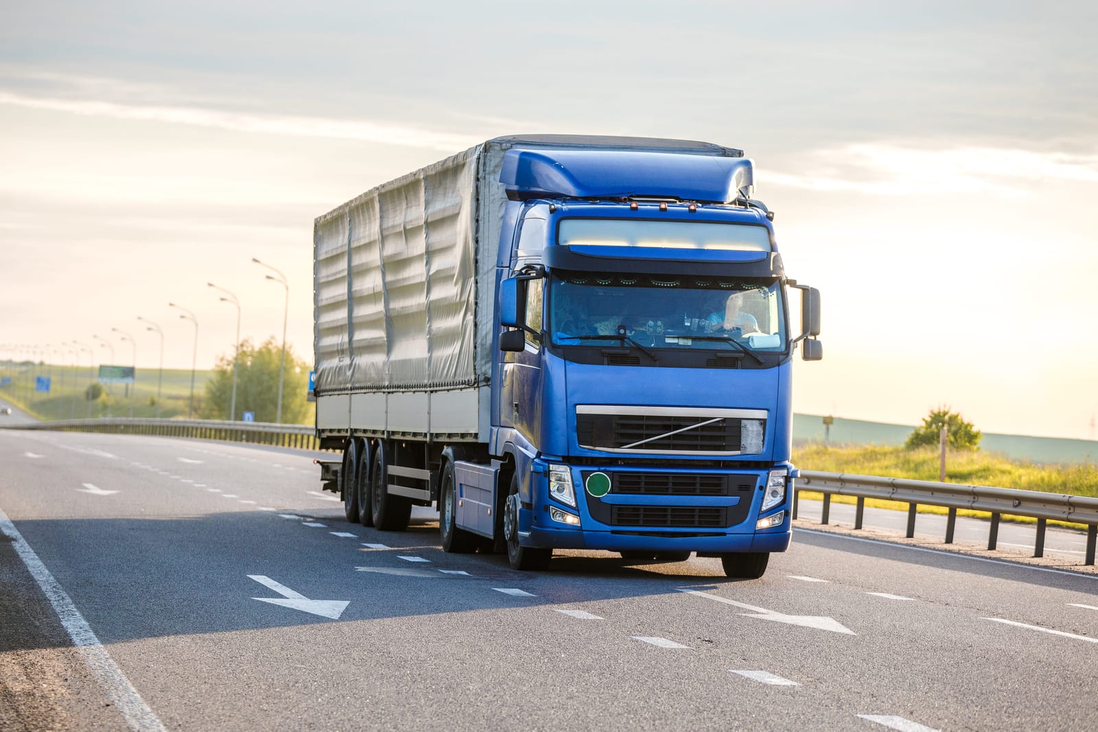 contratar seguro para camion en Valencia - camion en carretera