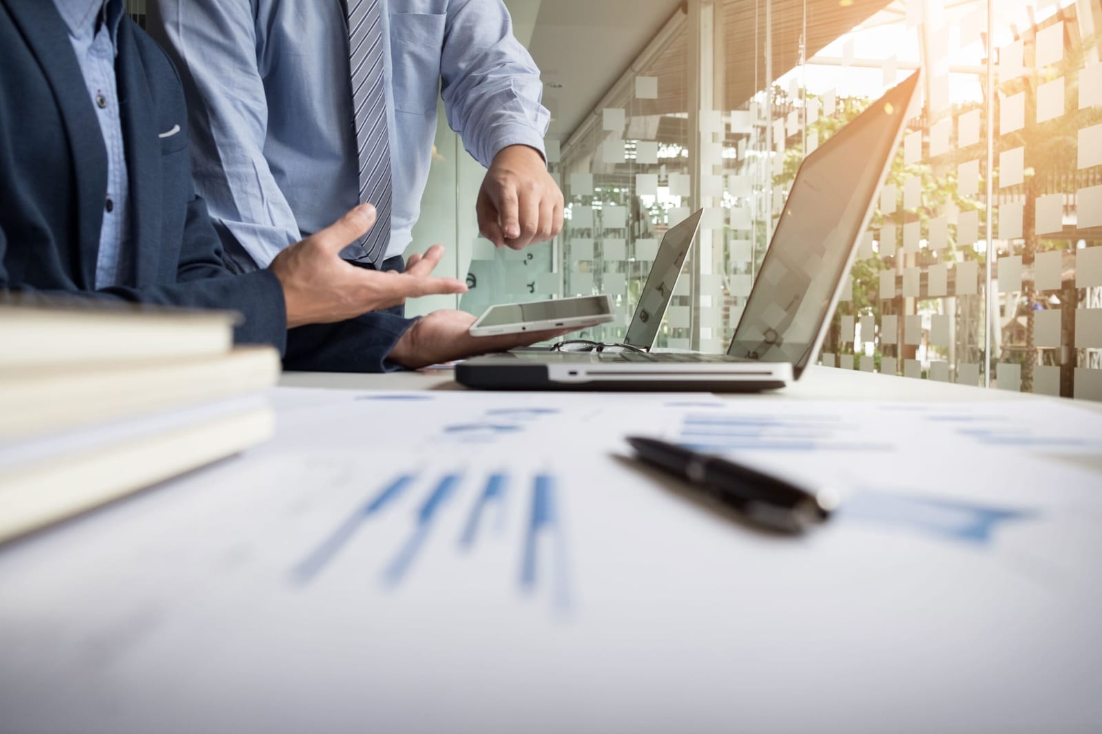 seguros para empresas en valencia- ordenador y personas
