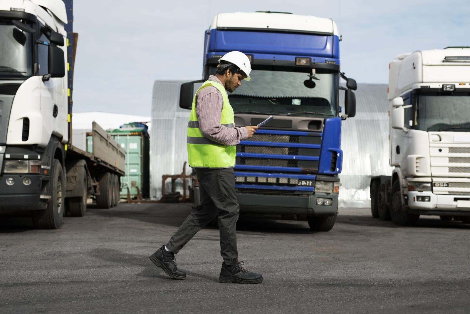 seguros para transportistas- camiones y hombre